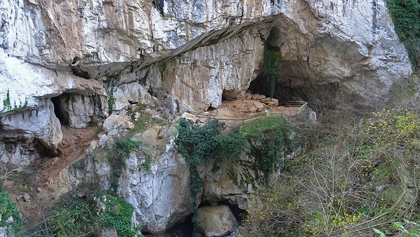 Entada a la Cueva Huerta